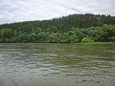 Берега реки Чулым с видом на хребет Арга вблизи Алтата