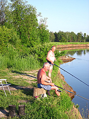 Рыбаки Андрей Кокшаров и Сергей Яббаров на реке Чулым у старых Бирилюсс
