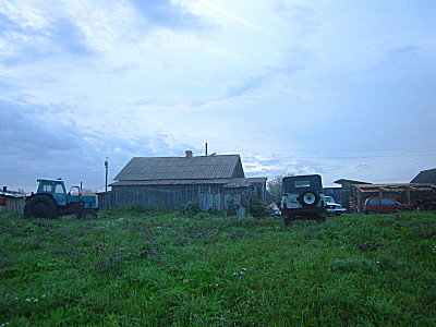 Двор усадьбы ООО Леспромстрой в посёлке Сплавной