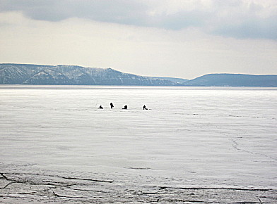 Рыбаки на последнем льду