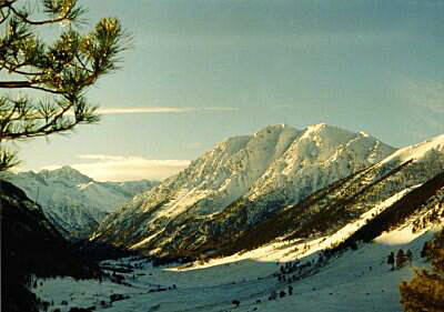 Долина Марухи и гора Большой Карабек. Фото Вяч. де Бур