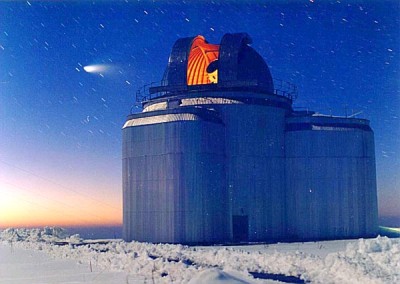 1-м телескоп САО. На небе видна комета Хейла-Боппа. Фото В. Романенко